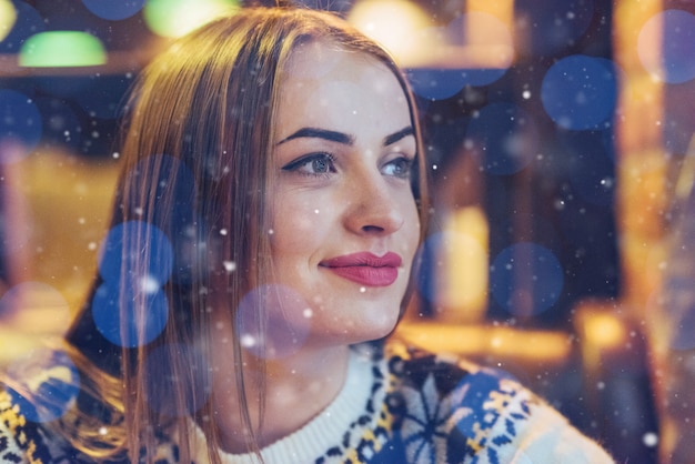 Junge schöne Frau, die im Kaffee, trinkender Kaffee sitzt. Modell nachschlagen. Weihnachten, Neujahr, Valentinstag, Winterferien