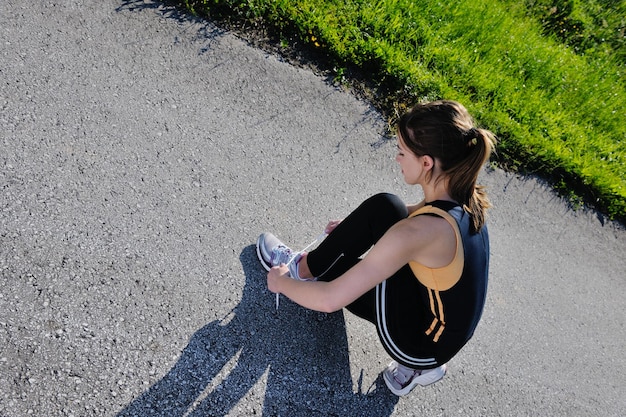 Junge schöne Frau, die im Sommerpark joggt. Frau im Gesundheitskonzept des Sports im Freien