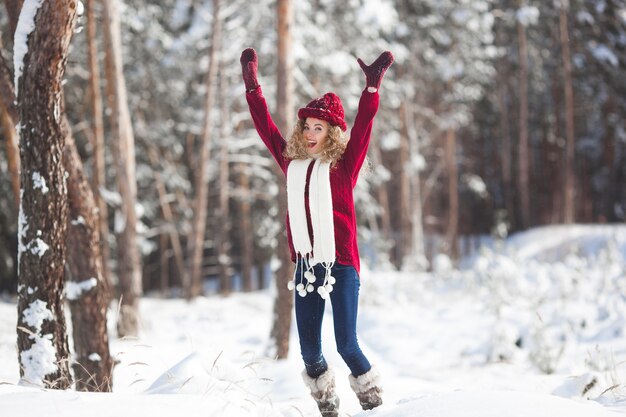 Junge schöne Frau, die Spaß in der Winterzeit draußen hat