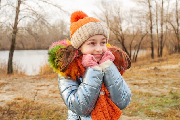 Junge schöne Frau, die Winterkleidung trägt. Teenager-Mädchen in einer Jacke und einem Hut.