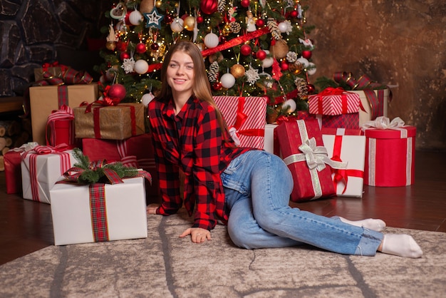 junge schöne Frau, die zu Hause Weihnachten feiert