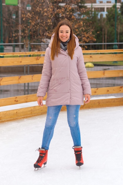 junge schöne Frau Eislaufen