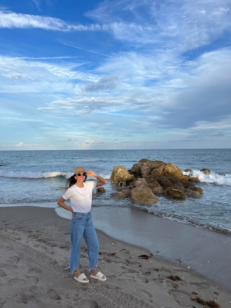 Junge schöne Frau entspannen am Strand