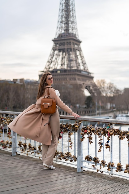 junge schöne Frau geht in Paris spazieren. Das Konzept eines glücklichen Reisefotos.