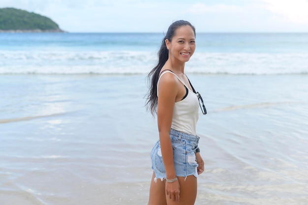 Junge schöne Frau genießen und entspannen am Strand Sommerferien Urlaub Lifestyle-Konzept