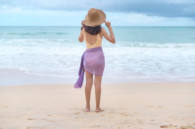 Junge schöne Frau im Bikini am Strand genießen und entspannen