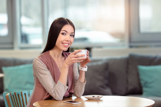 Junge schöne Frau im Café