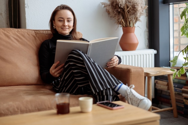 Junge schöne Frau im gemütlichen modernen Café