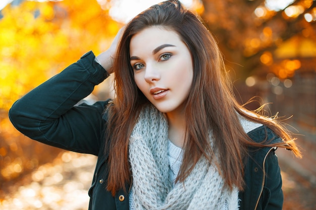 Junge schöne Frau im Herbstpark