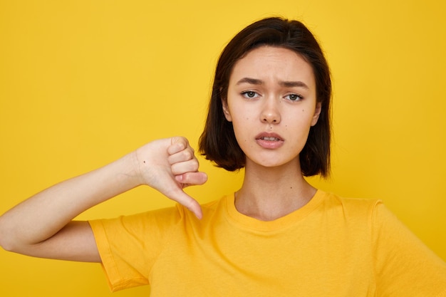 Junge schöne Frau in einem gelben T-Shirt Casual Lifestyle im Jugendstil unverändert