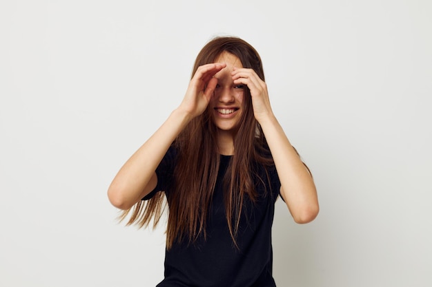 Junge schöne Frau in einem schwarzen T-Shirt Geste Spaß Lifestyle unverändert