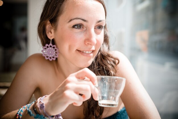 junge schöne Frau Kaffee trinken