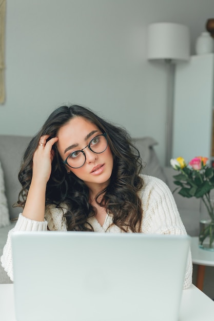 Junge schöne Frau kauft online ein. Arbeiten im Internet. Heimbüro. Covid19.