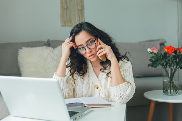 Junge schöne Frau kauft online ein. Arbeiten im Internet. Heimbüro. Covid19.