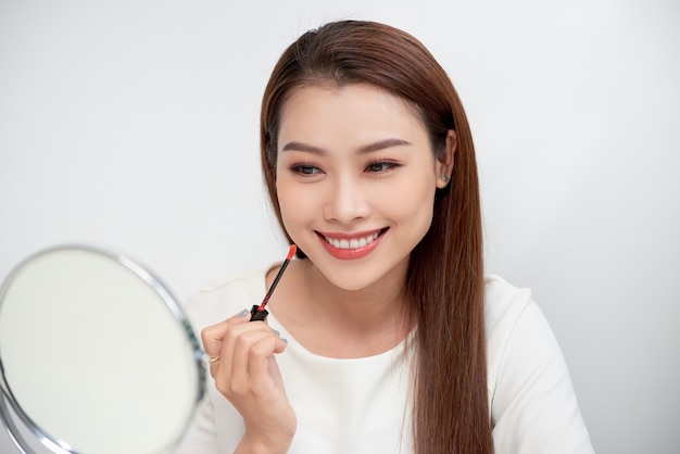 Junge schöne Frau Make-up in der Nähe von Spiegel