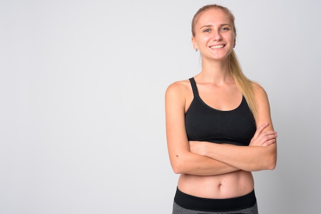 junge schöne Frau mit blonden Haaren bereit für Fitnessstudio