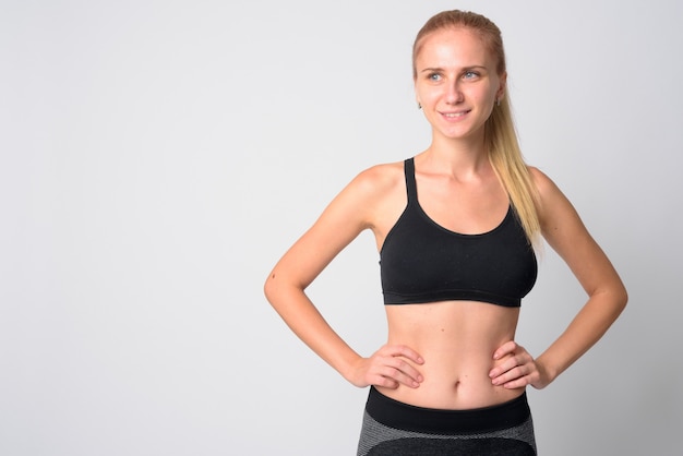 junge schöne Frau mit blonden Haaren bereit für Fitnessstudio