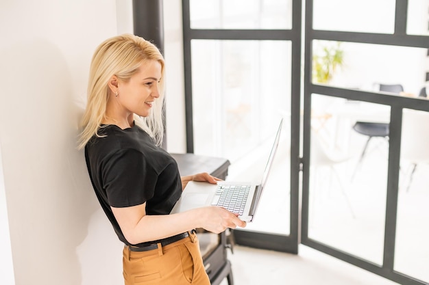 junge schöne Frau mit einem Laptop-Computer zu Hause.