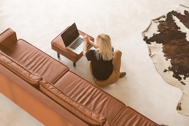 junge schöne Frau mit einem Laptop-Computer zu Hause.