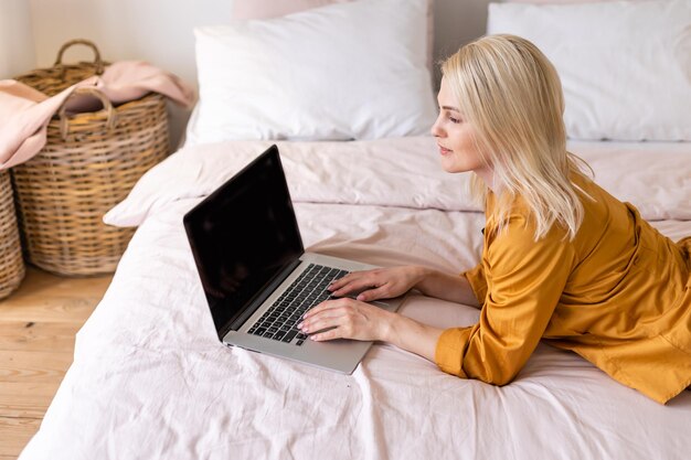 junge schöne Frau mit einem Laptop-Computer zu Hause.