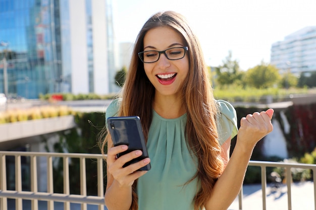 Junge schöne Frau mit einem Smartphone