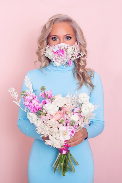 Junge schöne Frau mit Gesichtsblumenmaske