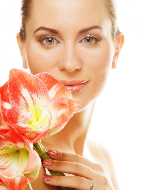 Junge schöne Frau mit großen rosa Blumen