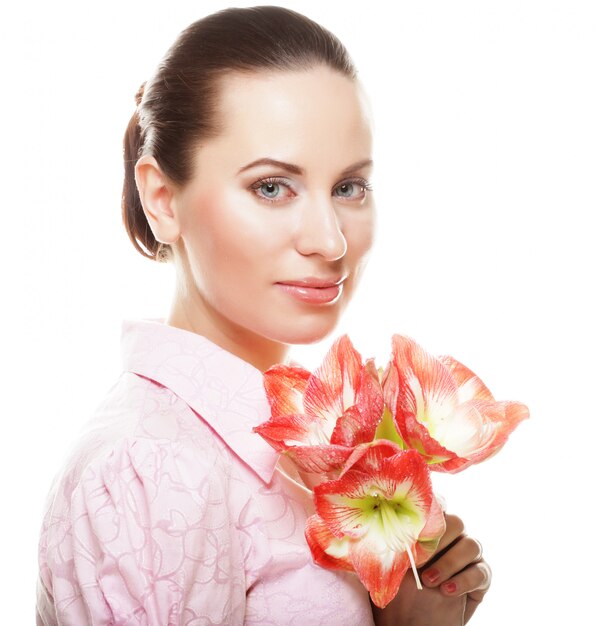 Junge schöne Frau mit großen rosa Blumen