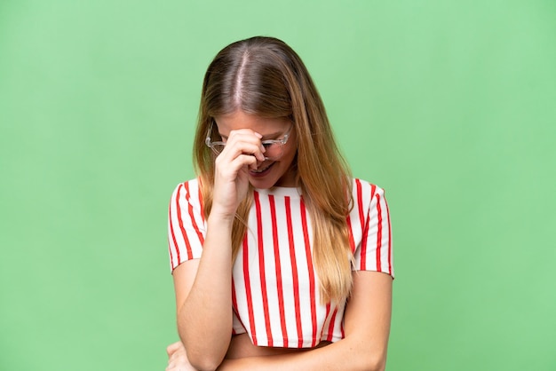 Junge schöne Frau mit isoliertem Hintergrund lacht