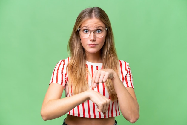 Foto junge schöne frau mit isoliertem hintergrund macht die geste, zu spät zu kommen