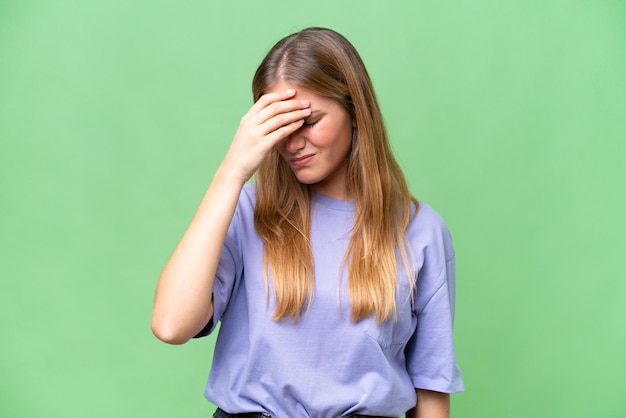 Junge schöne Frau mit isoliertem Hintergrund und Kopfschmerzen