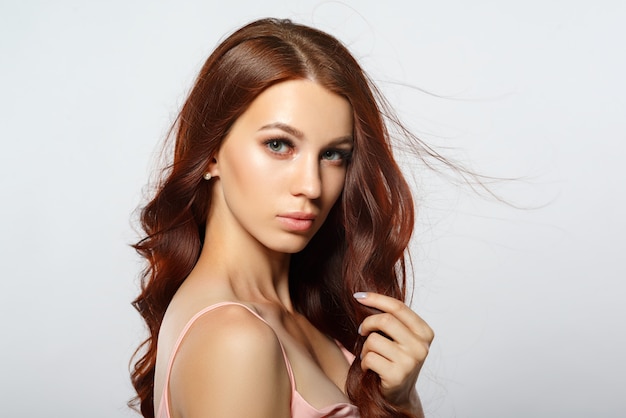 Junge schöne Frau mit langen roten Haaren