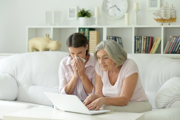 Junge schöne Frau mit Mutter mit Laptop