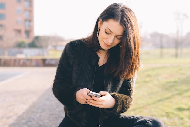 junge schöne Frau mit Smartphone