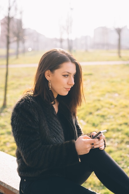 junge schöne Frau mit Smartphone