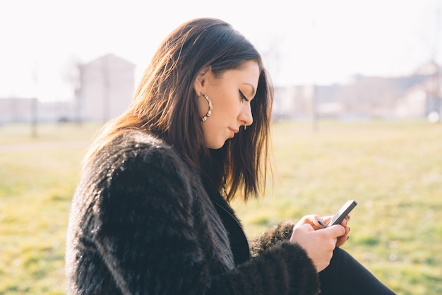 junge schöne Frau mit Smartphone