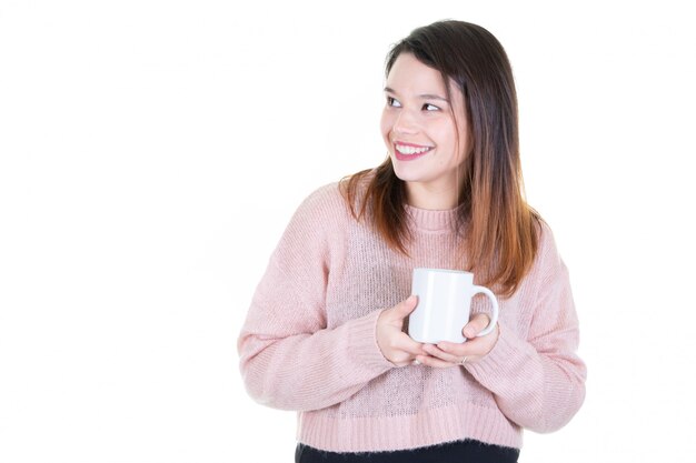 Junge schöne Frau mit Tasse Kaffee schaut nach links