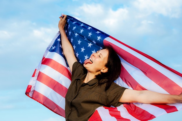 Junge schöne Frau mit USA-Flagge