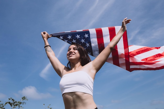 Junge schöne Frau mit USA-Flagge