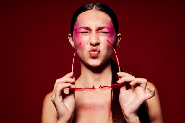 Junge schöne Frau rosa Gesicht Make-up posiert attraktiven Look rosa Hintergrund unverändert