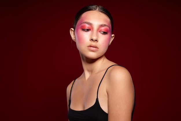 Junge schöne Frau schwarzes T-Shirt rosa Make-up Kosmetik Mode isoliert Hintergrund unverändert