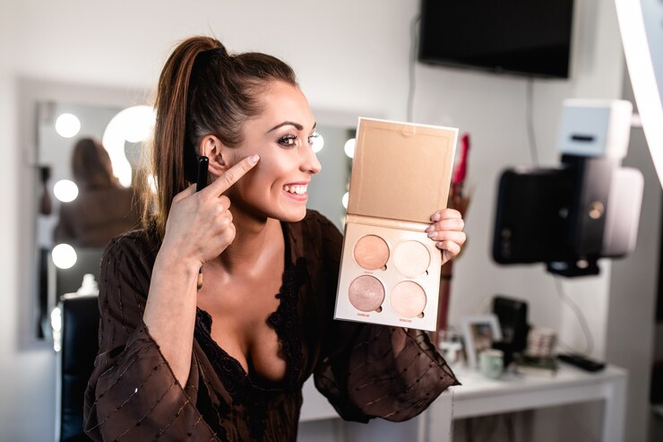 Foto junge schöne frau und professionelle schönheit bilden künstlerin vlogger oder blogger, die make-up-tutorial aufzeichnen, um sie auf der website oder in den sozialen medien zu teilen