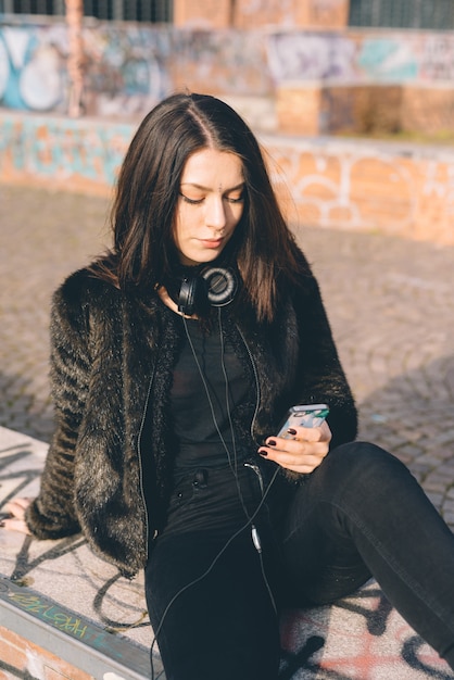 junge schöne Frau usin Smartphone