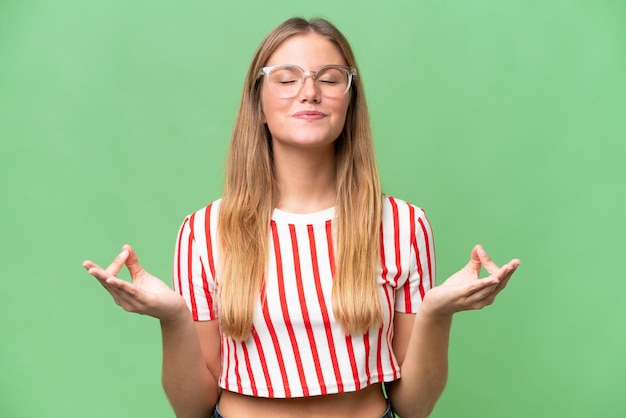 Junge schöne Frau vor isoliertem Hintergrund in Zen-Pose