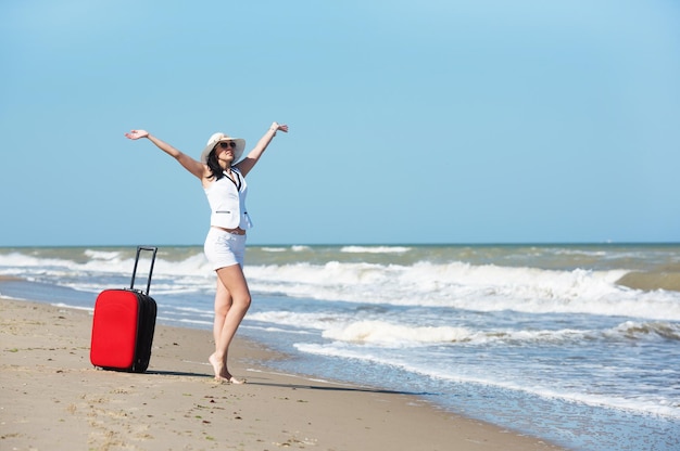 Junge schöne Frau während der Ferien am Meer