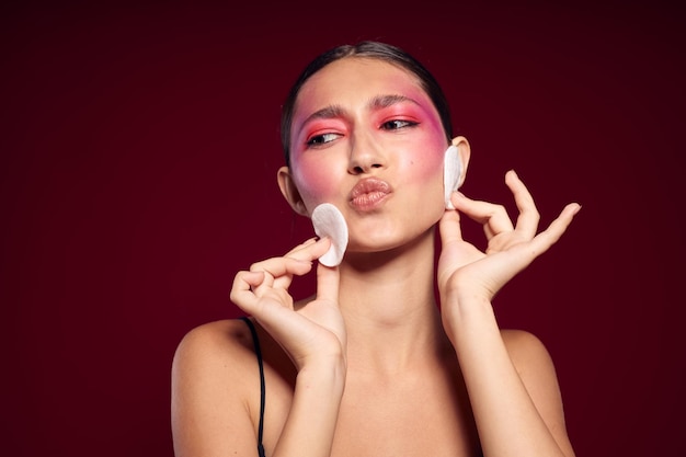 Junge schöne Frau Wattepads sauberes Leder helles Make-up posiert isolierten Hintergrund unverändert