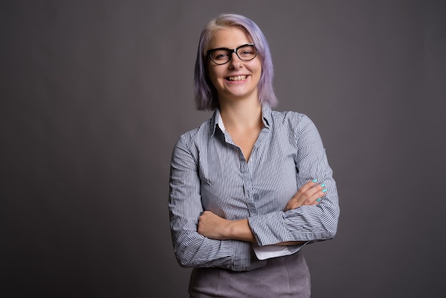 junge schöne Geschäftsfrau mit kurzen bunten Haaren