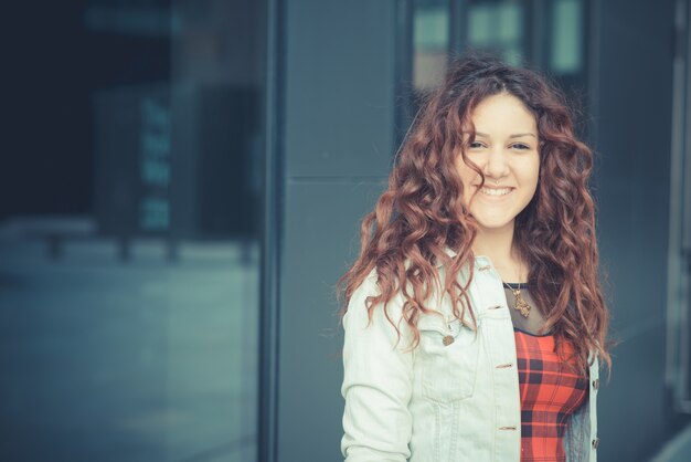 Junge schöne hipster frau mit roten lockigen haaren