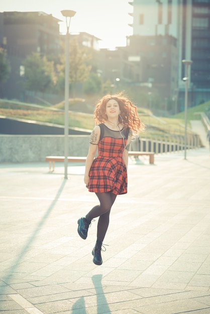 junge schöne Hipster Frau mit roten lockigen Haaren