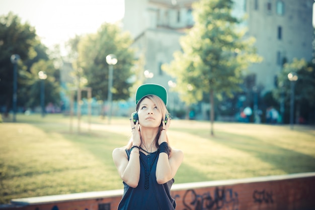 junge schöne Model Frau Musik hören